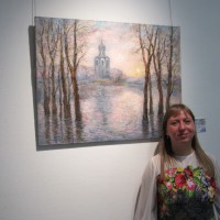 Художница Мария Семенова рядом с картиной