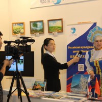 Пекинское телевидение снимает репортаж о стенде Россотрудничества