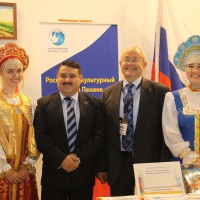 Посол Боливии и руководитель представительства с российскими стендистами