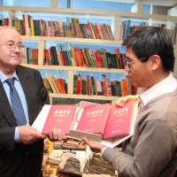 Ли Цзо вручает сборник китайской поэзии