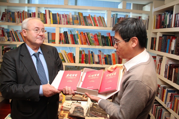 Ли Цзо вручает сборник китайской поэзии