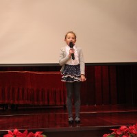 Ученица 1 класса Маргарита Кошкина читает стихотворение Сергея Есенина