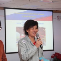 Заместитель директора библиотеки г-жа Чжэн благодарит представителей Россотрудничества