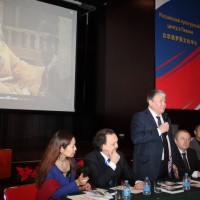 Руководитель делегации А. Жирков проводит презентацию книги