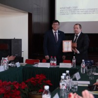 Министр культуры Якутии В. Тихонов вручает благодарность коллективу РКЦ